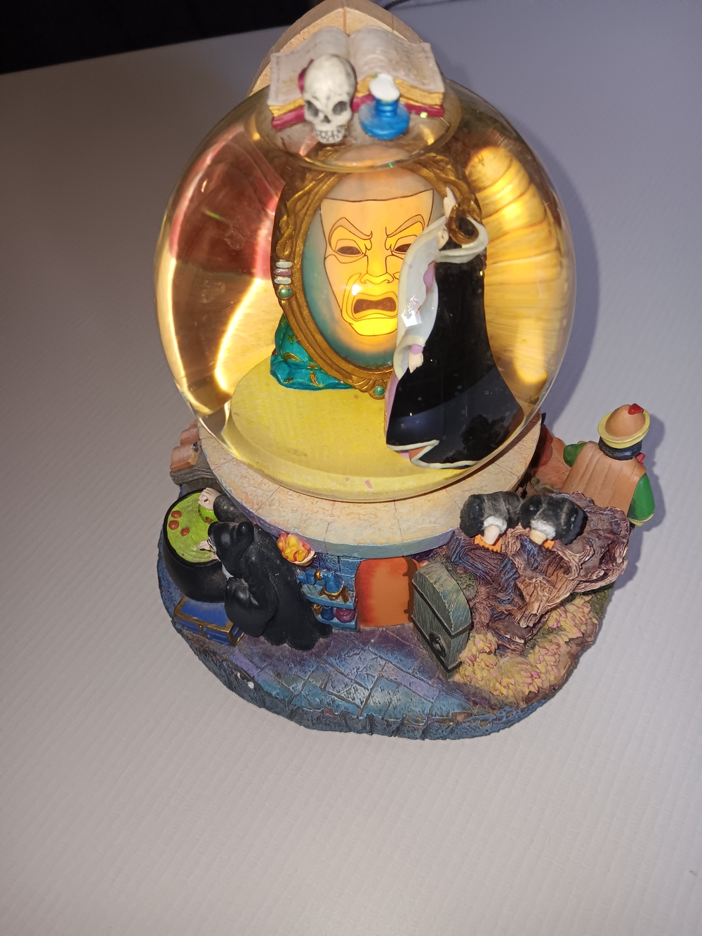 Disney Villains Evil Witch Mirror Mirror Snow Globe Preowned Sound WorksLightsup - Picture 4 of 11